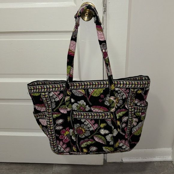 Reduced!  Vera Bradley large floral print tote travel bag - Picture 3 of 17
